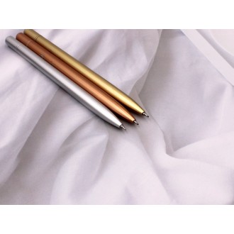 Penna in metallo con finitura metallizzata opaca - disponibile da settembre 2026 Penna in metallo con finitura metallizzata opaca - disponibile da settembre 2026